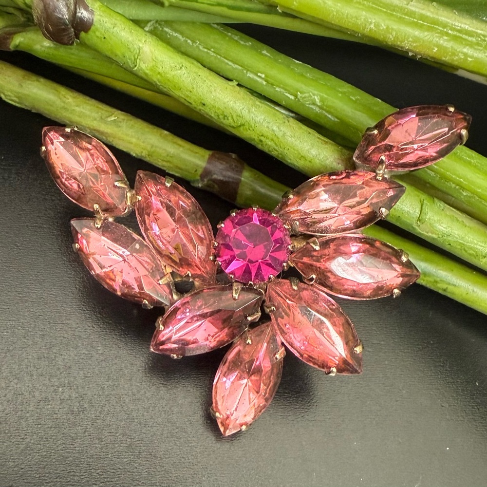 Vintage Unsigned Juliana Style Two-tone Pink Rhinestones Brooch 10.9g.